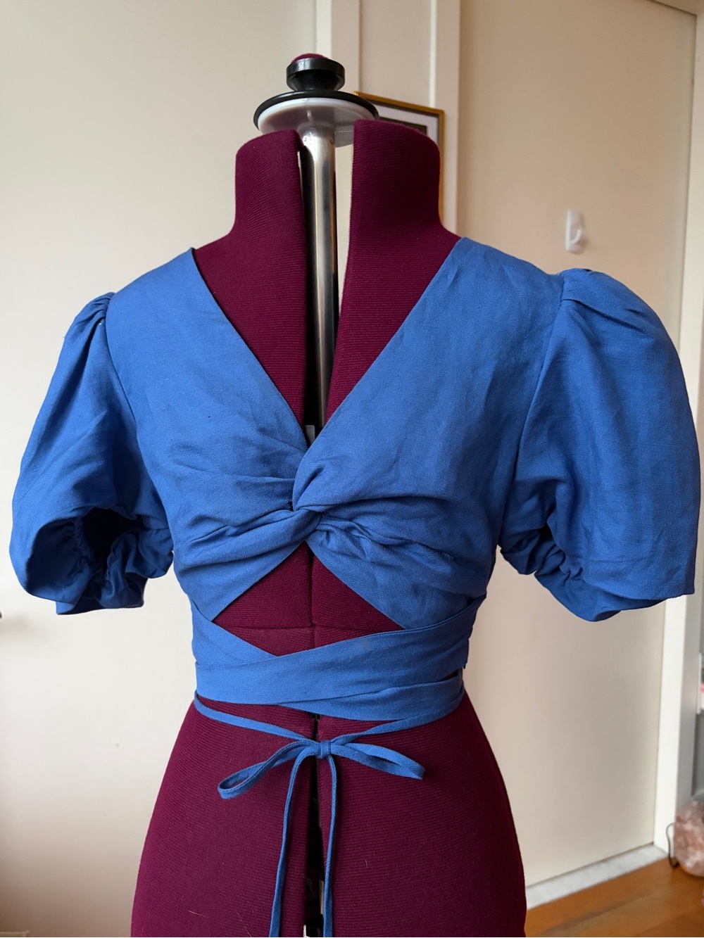ASTR The Label Blue Knot-Front Puff Sleeve Wrap Crop Top XS